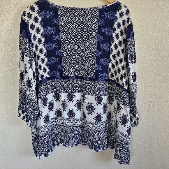 Boho-Chic Avenue Women's Tunic Top Size 22/24 Blue & White Patterned Rayon - Picture 2 of 7